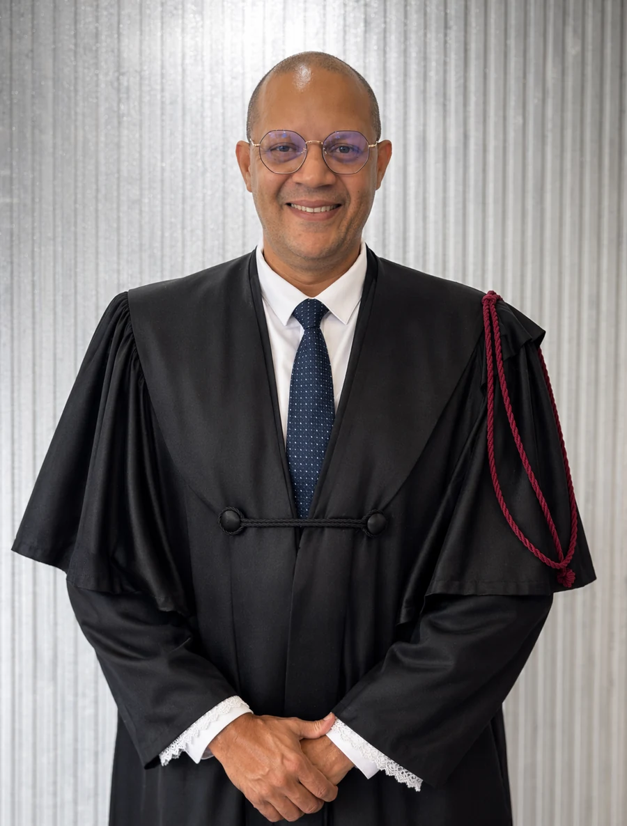 Marcos Daniel Vasconcelos Coutinho com beca